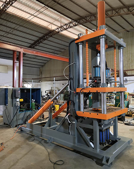 坤泰重力铸造机